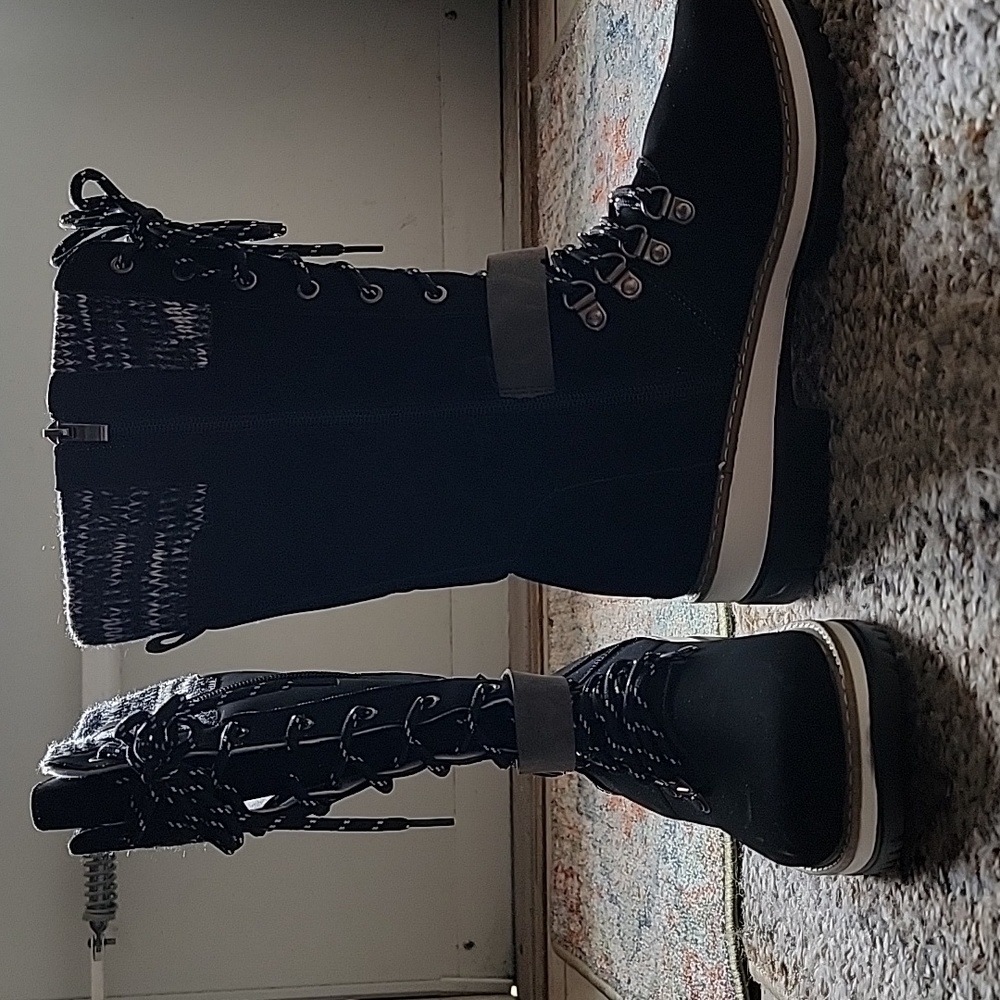 Boots size 8 Black/white